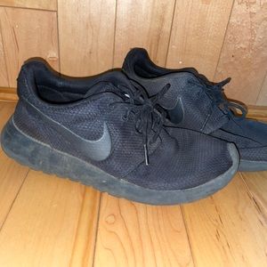 Nike Roshes - W7.5